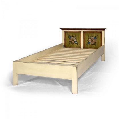 Bohatě malovaná postel ze série Mervart