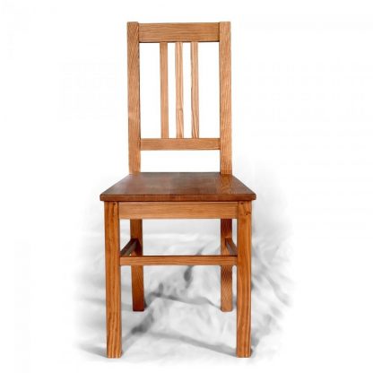 Replika židle z masivního smrku - Pevná a střídmá