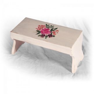 Malá ručně malovaná dřevěná stolička