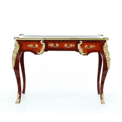 Replika barokního psacího stolu.
