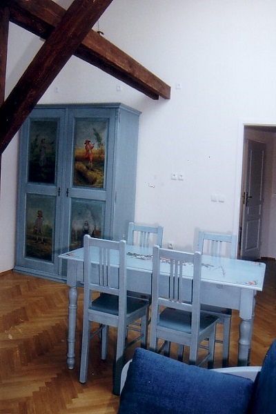 stylový malovaný hotelový nábytek z masivního dřeva www.svetpokladu.cz