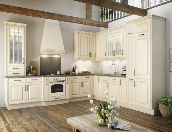 Kuchyně z masivního dřeva v krémové barvě