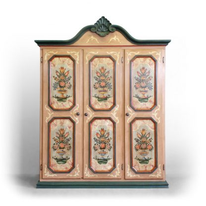 Malovaná třídveřová skříň s vyřezávanou korunní římsou