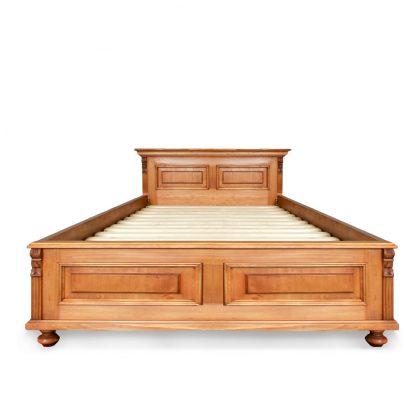 Velká jednolůžková postel z masivního smrkového dřeva