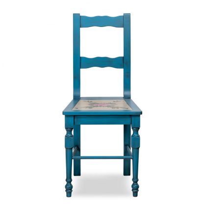 Modrá židle s květinovým dekorem