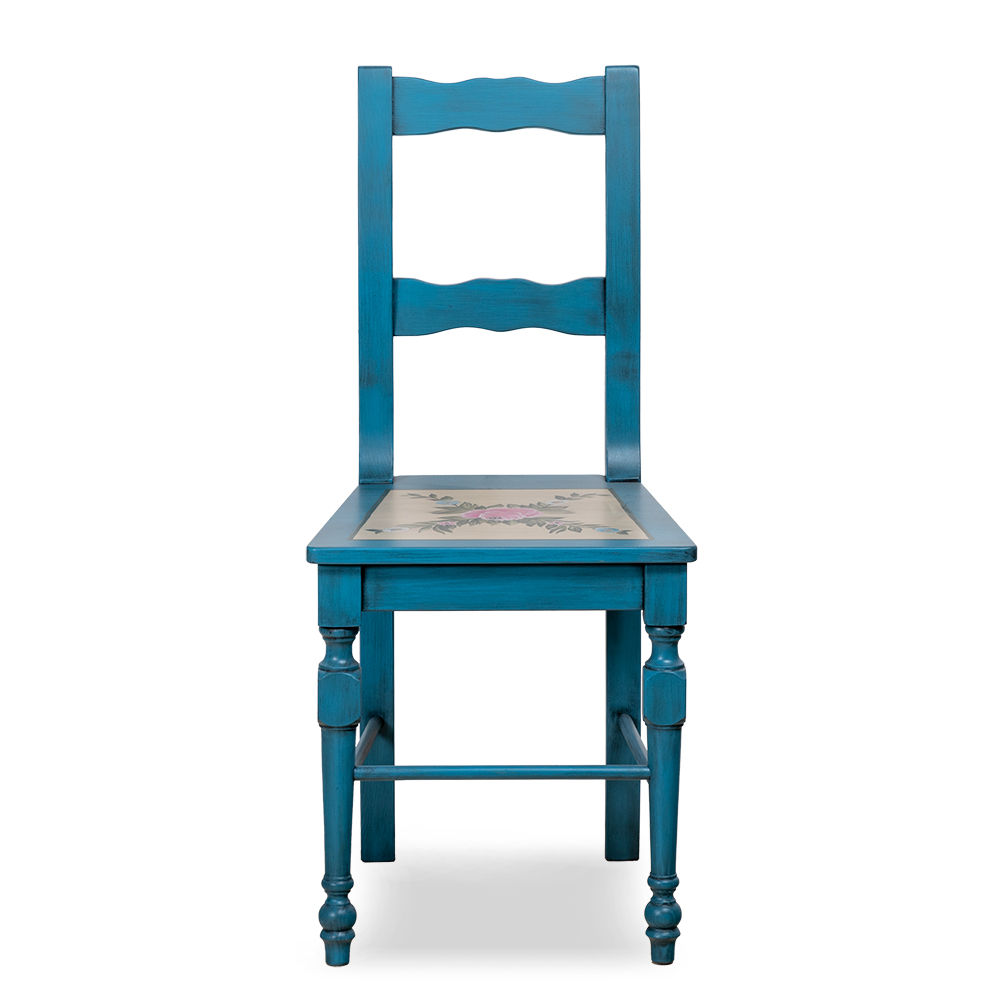 Modrá židle s květinovým dekorem.