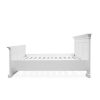 Bílá dvoulůžková postel ve stylu Provence