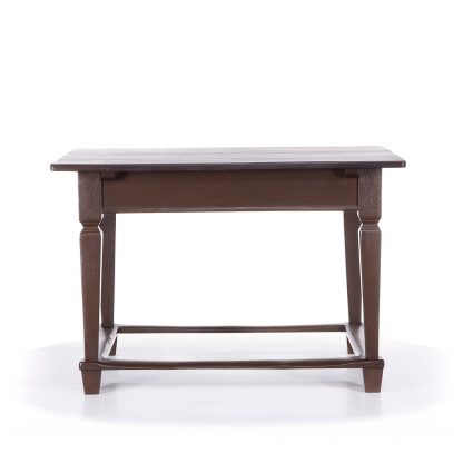 Repasovaný dubový stůl s trnožemi.