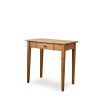 Úzký odkládací stolek z masivního smrkového dřeva.