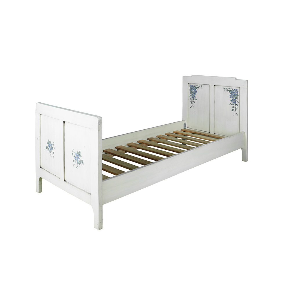 Malovaná repasovaná postel z masivního dřeva