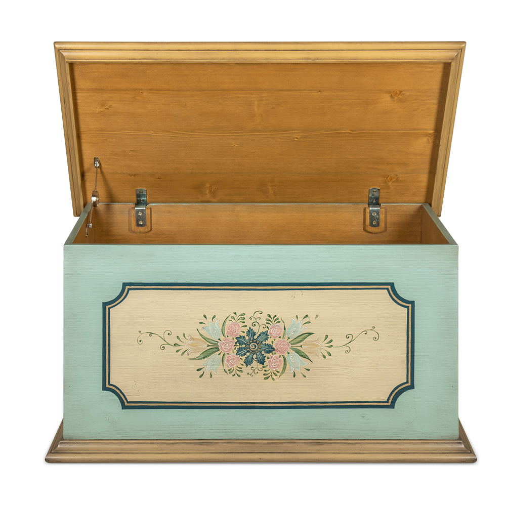 Modrá malovaná truhla s úložným prostorem ručně vyrobená z masivního smrkového dřeva pomocí tradičních truhlářských postupů
