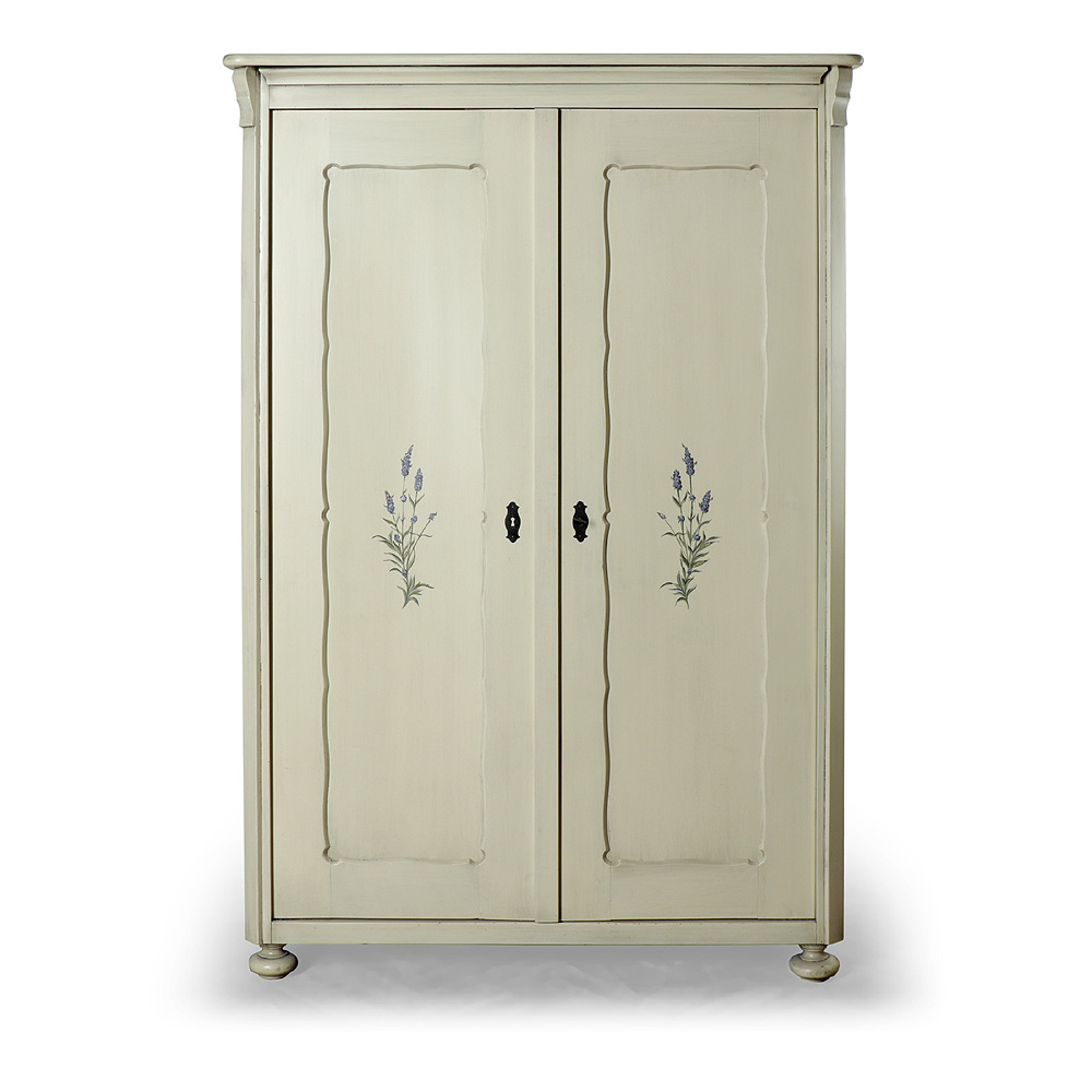 Malovaná dvoudveřová skříň s policemi a vnitřní zásuvkou