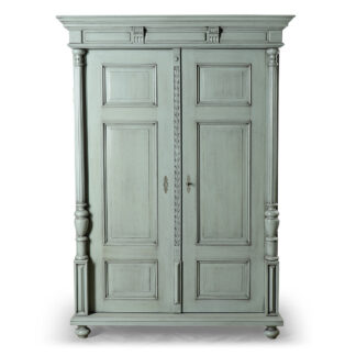 Honosná šedomodrá bohatě vyřezávaná dvoudveřová skříň