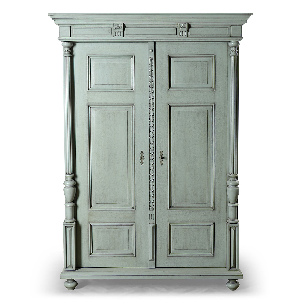 Honosná šedomodrá bohatě vyřezávaná dvoudveřová skříň