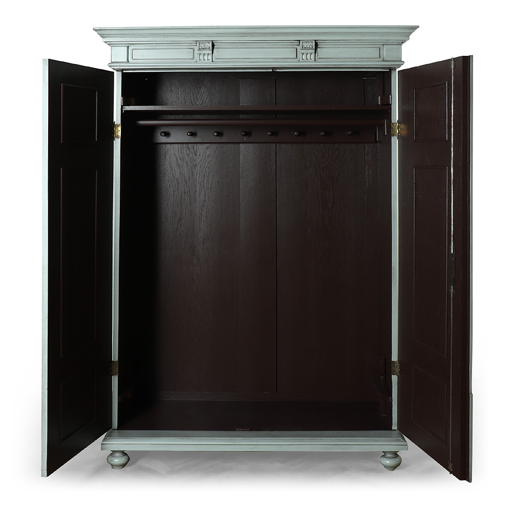 Honosná šedomodrá bohatě vyřezávaná dvoudveřová skříň