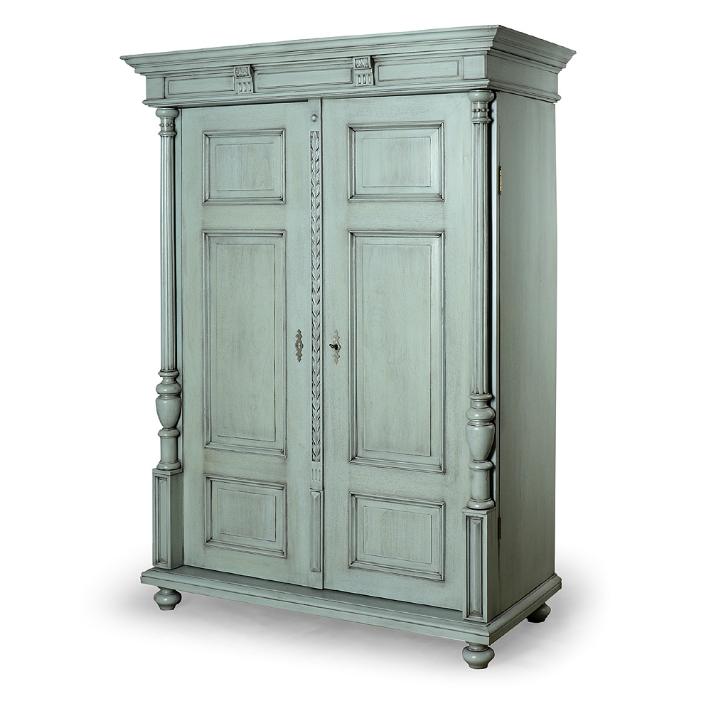 Honosná šedomodrá bohatě vyřezávaná dvoudveřová skříň