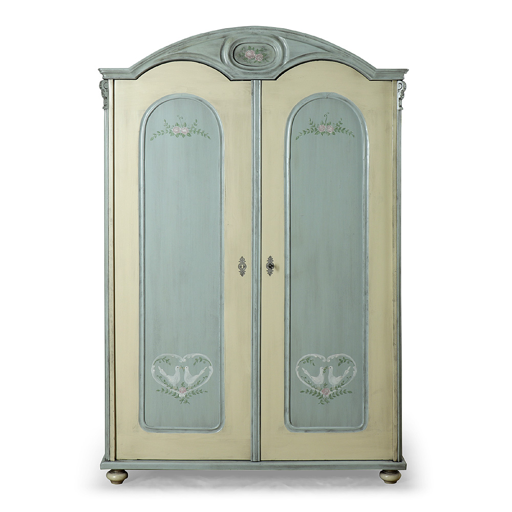 Repasovaná malovaná "svatební" skříň s vyřezávanou římsou