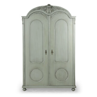 Unikátní dvoudveřová skříň s bohatě vyřezávanou římsou