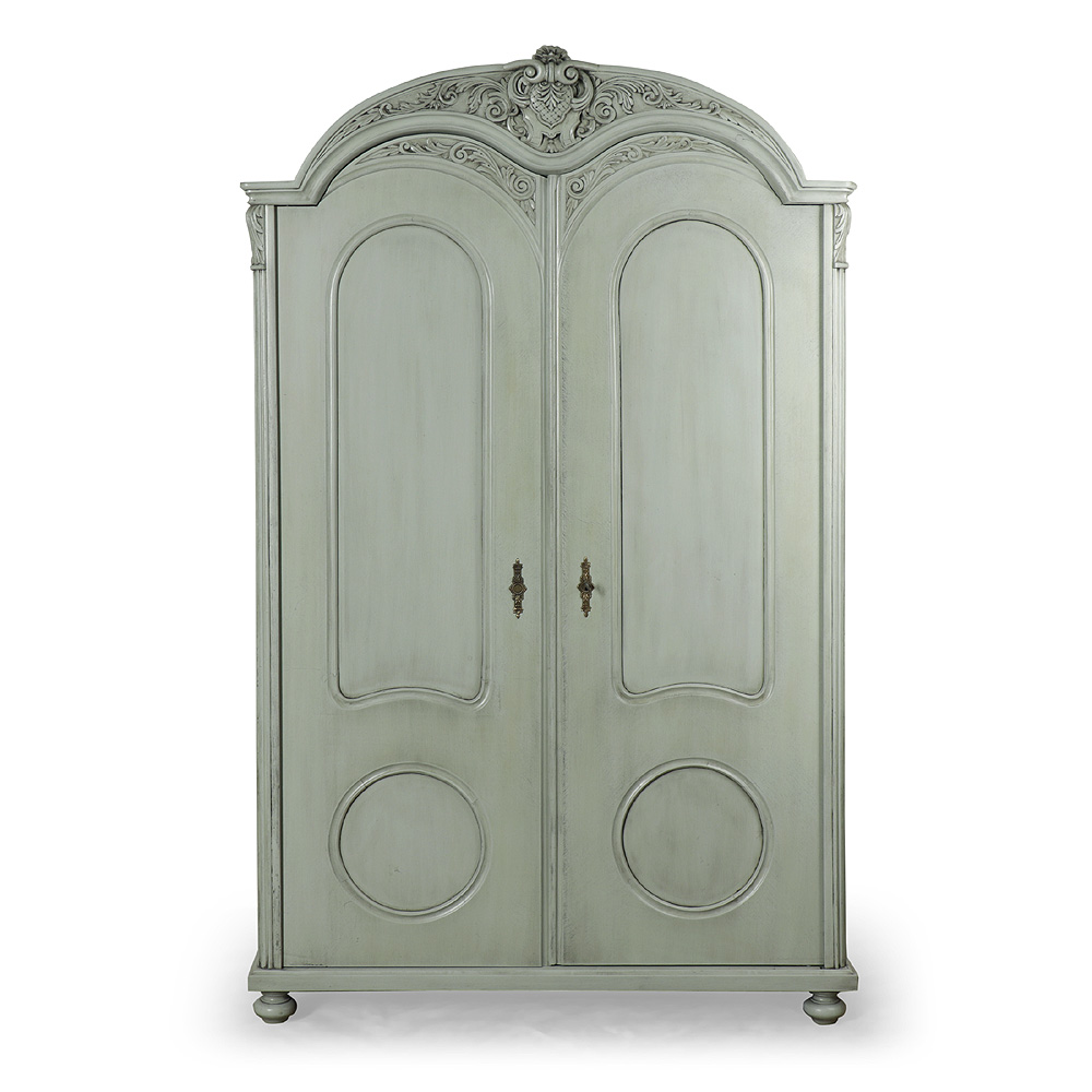 Unikátní dvoudveřová skříň s bohatě vyřezávanou římsou