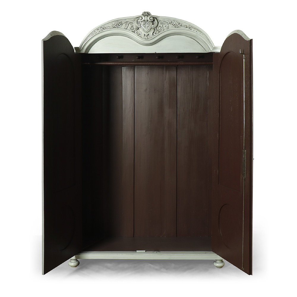 Unikátní dvoudveřová skříň s bohatě vyřezávanou římsou