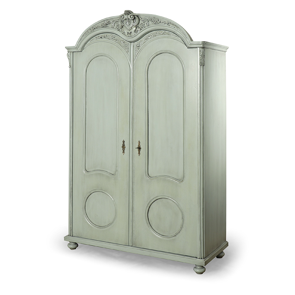 Unikátní dvoudveřová skříň s bohatě vyřezávanou římsou