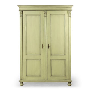 Smetanová repasovaná dvoudveřová skříň s policemi