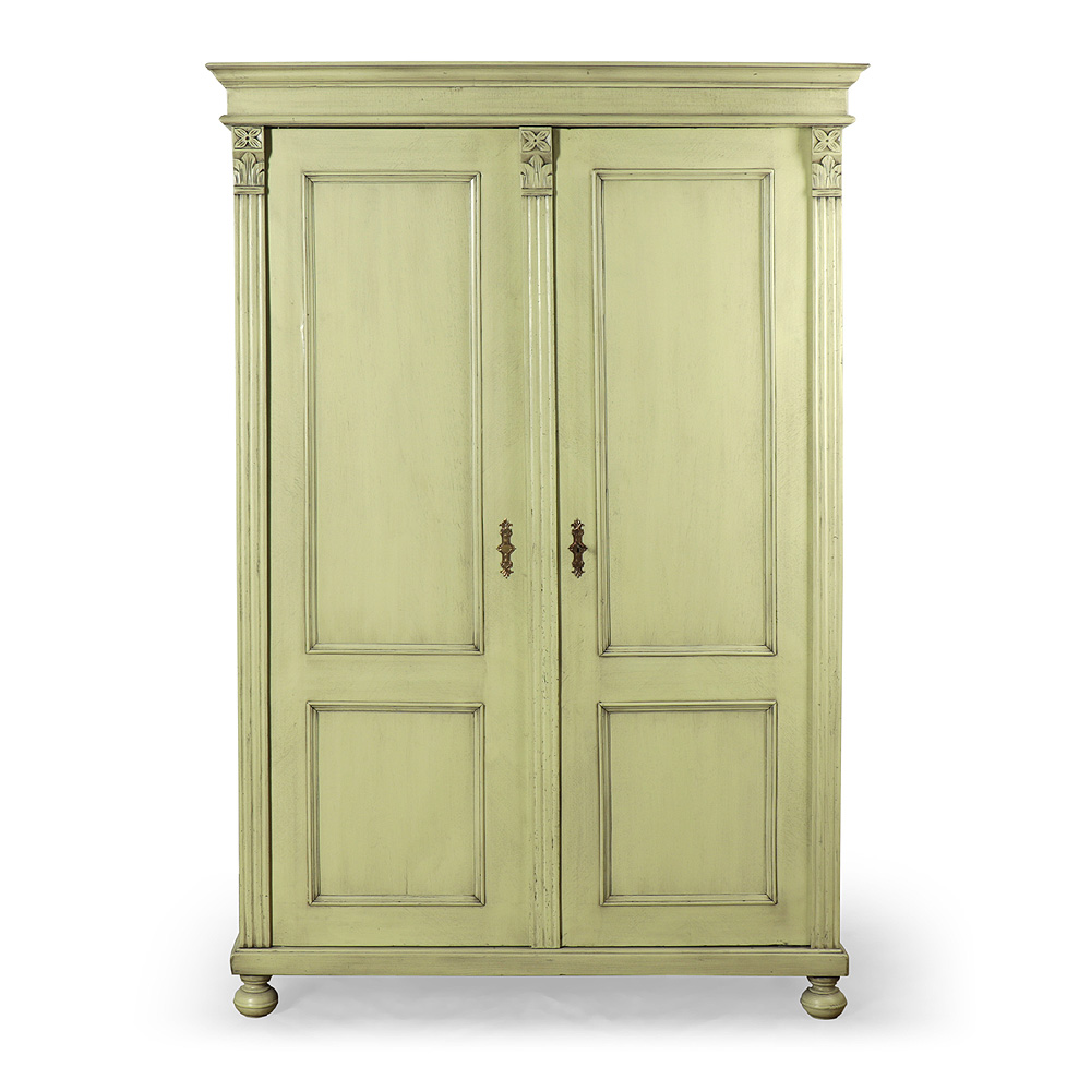 Smetanová repasovaná dvoudveřová skříň s policemi