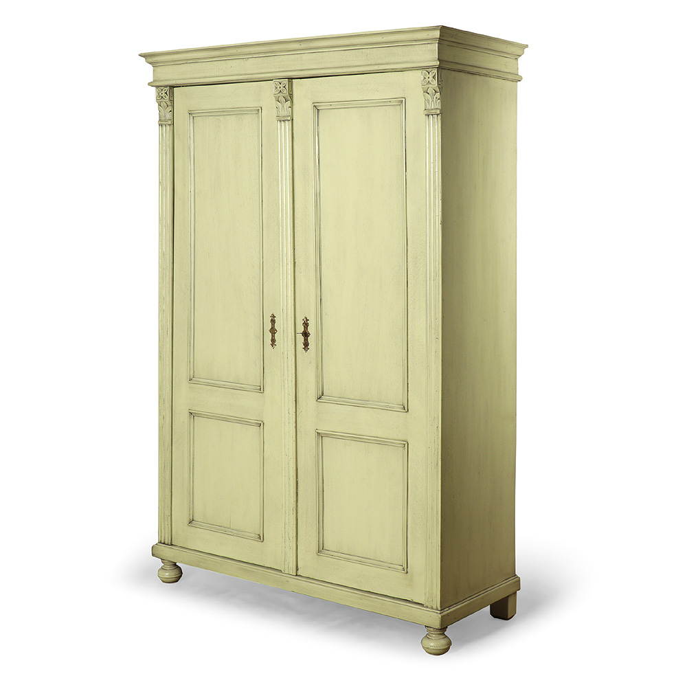 IDZ390c Smetanová repasovaná dvoudveřová skříň s policemi Smetanová repasovaná dvoudveřová skříň s policemi