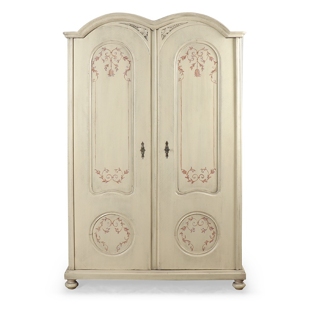 Vyřezávaná a malovaná šatní skříň z počátku minulého století.