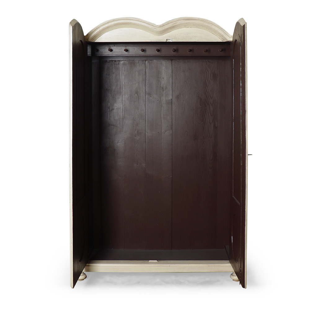 Vyřezávaná a malovaná šatní skříň z počátku minulého století.