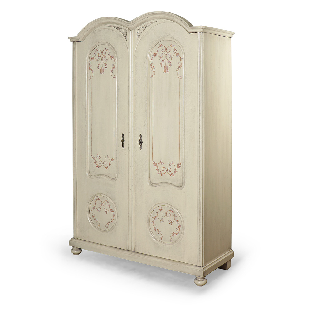 Vyřezávaná a malovaná šatní skříň z počátku minulého století.