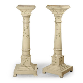 Malovaný podstavec - sloup na květiny, vyrobený z masivního dřeva a s vrchní deskou z přírodního mramoru