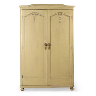 Dvoudveřová skříň s řezbou z období První republiky