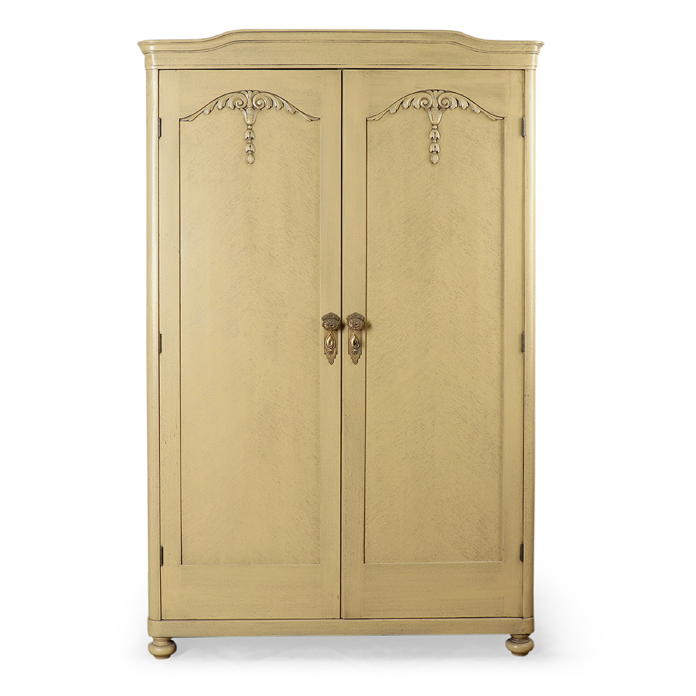 Dvoudveřová skříň s řezbou z období První republiky