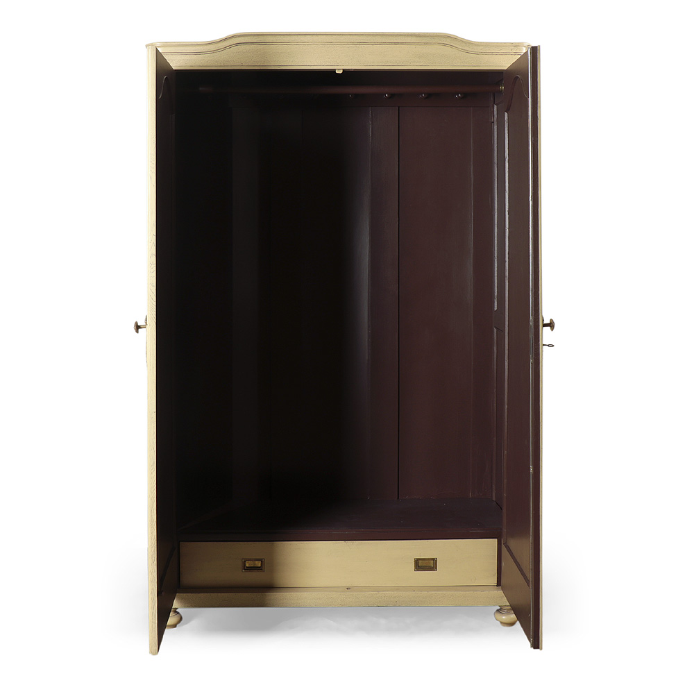 Dvoudveřová skříň s řezbou z období První republiky