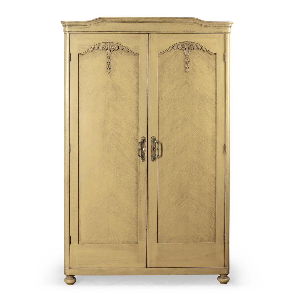 Dvoudveřová policová skříň s řezbou z období První republiky