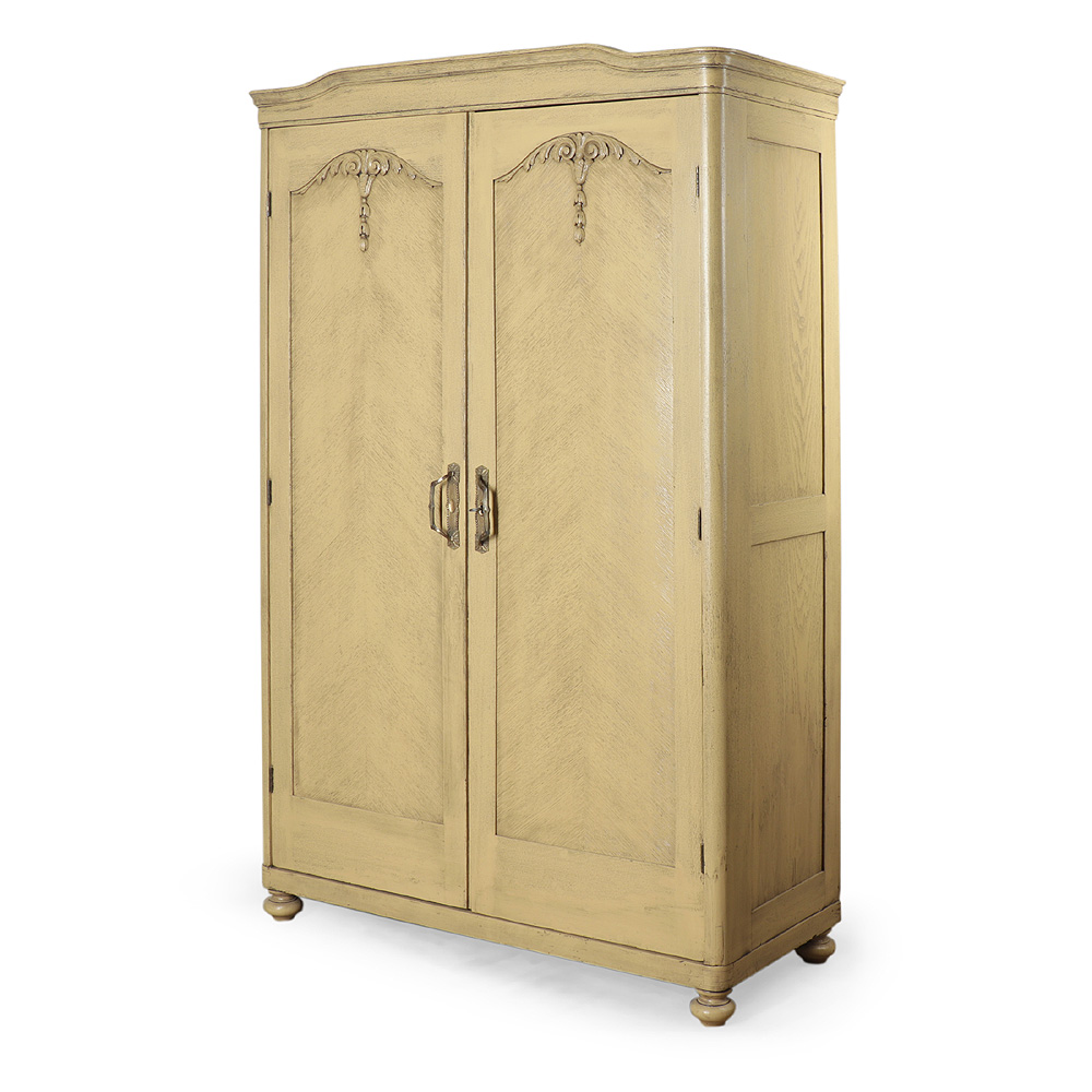 Dvoudveřová policová skříň s řezbou z období První republiky