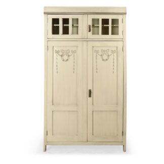 To je Smetanová repasovaná dvoudveřová skříň s broušeným křišťálovým sklem