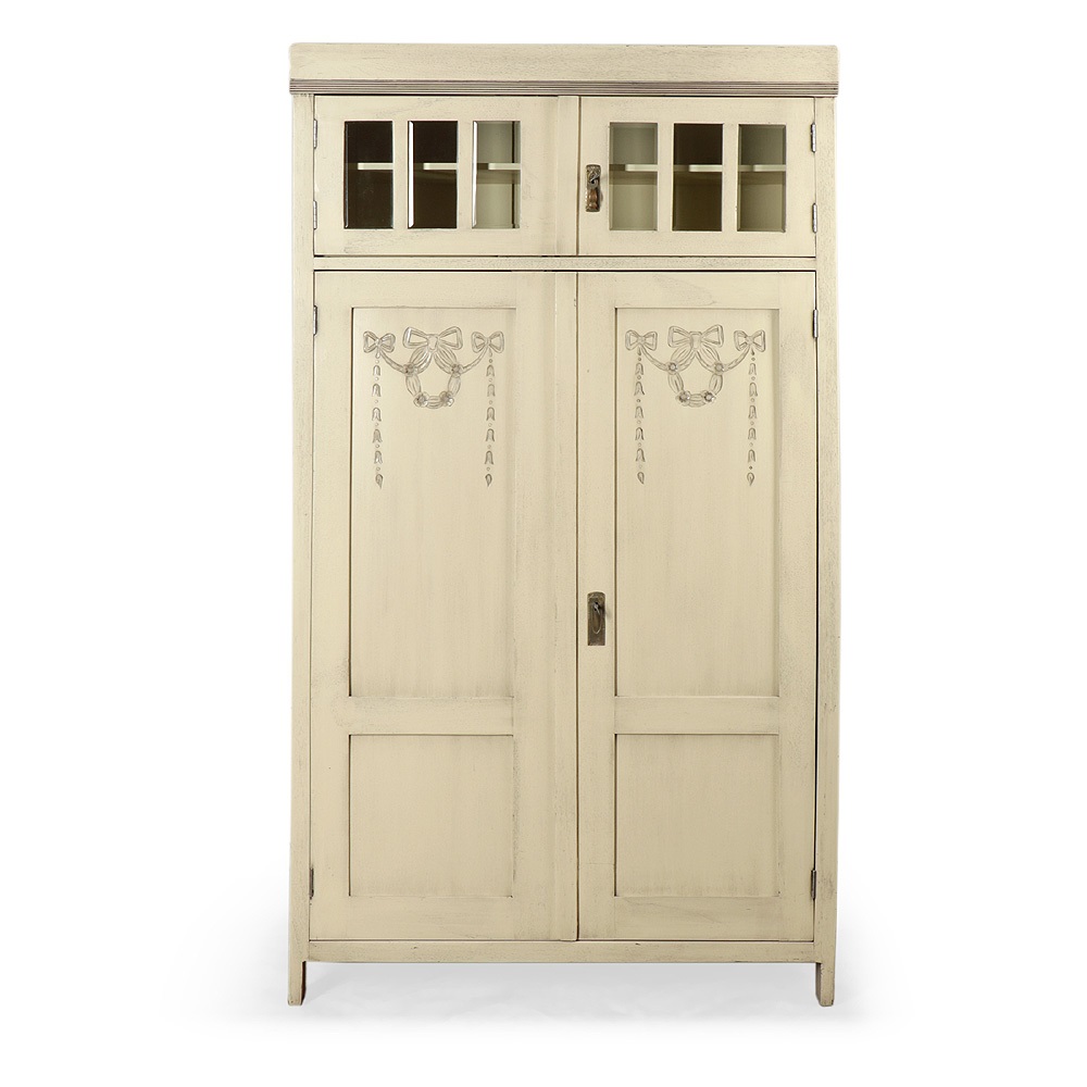 To je Smetanová repasovaná dvoudveřová skříň s broušeným křišťálovým sklem