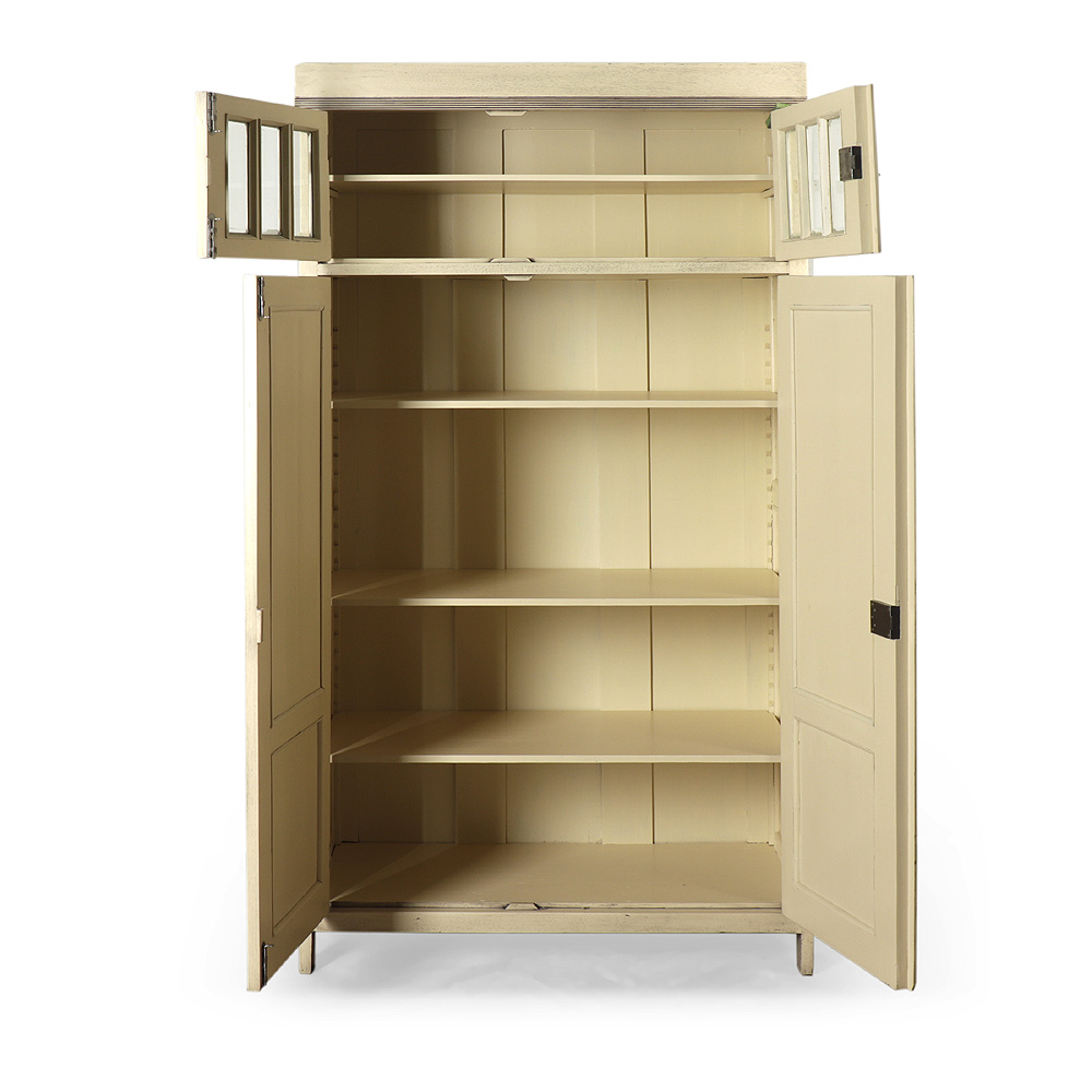 To je Smetanová repasovaná dvoudveřová skříň s broušeným křišťálovým sklem