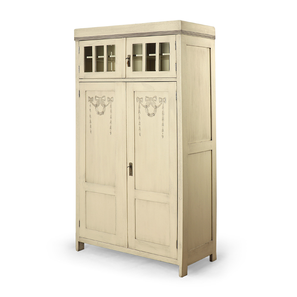 To je Smetanová repasovaná dvoudveřová skříň s broušeným křišťálovým sklem