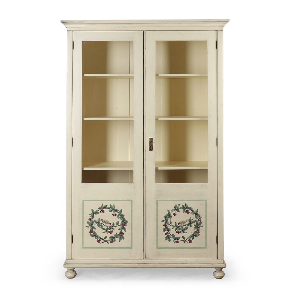 Smetanová repasovaná vitrína s broušeným křišťálovým sklem