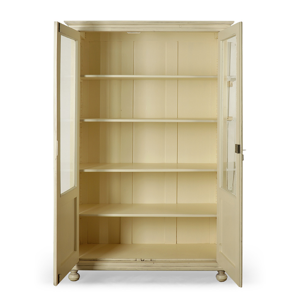 IDZ400b Smetanová repasovaná vitrína s broušeným křišťálovým sklem Smetanová repasovaná vitrína s broušeným křišťálovým sklem